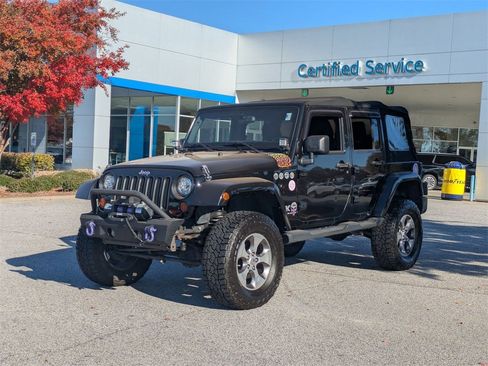 Used 2017 Jeep Wrangler Unlimited Sahara w/ Connectivity Group image 3