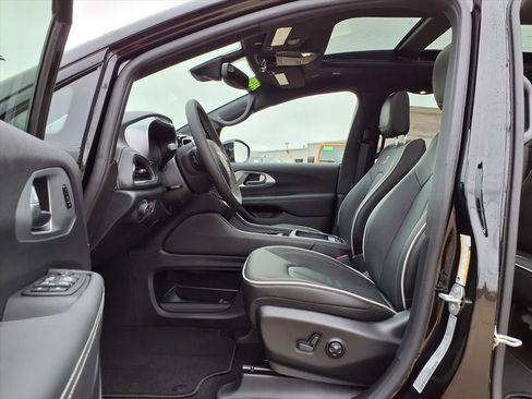 New 2026 Chrysler Pacifica Limited w/ S Appearance Package image 17