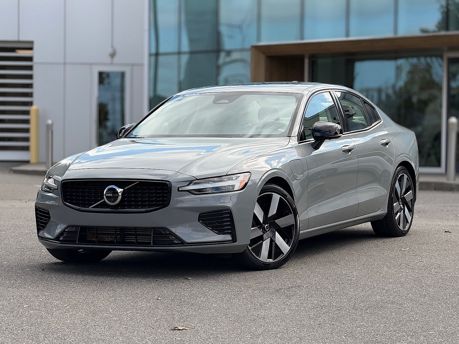 Certified 2024 Volvo S60 T8 Ultimate w/ Climate Package AWD/4WD image 1