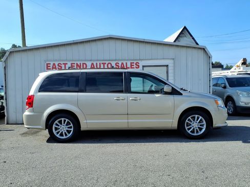 Used 2014 Dodge Grand Caravan SXT FWD image 2