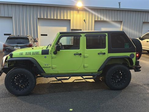 Used 2017 Jeep Wrangler Unlimited Sahara w/ Dual Top Group AWD/4WD image 12