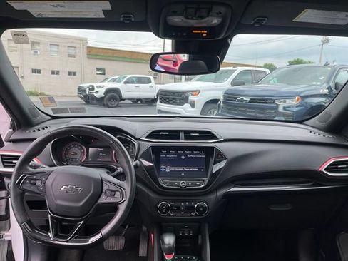 Used 2023 Chevrolet TrailBlazer RS w/ Sun and Liftgate Package FWD image 11