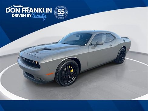 Used 2018 Dodge Challenger SXT image 1
