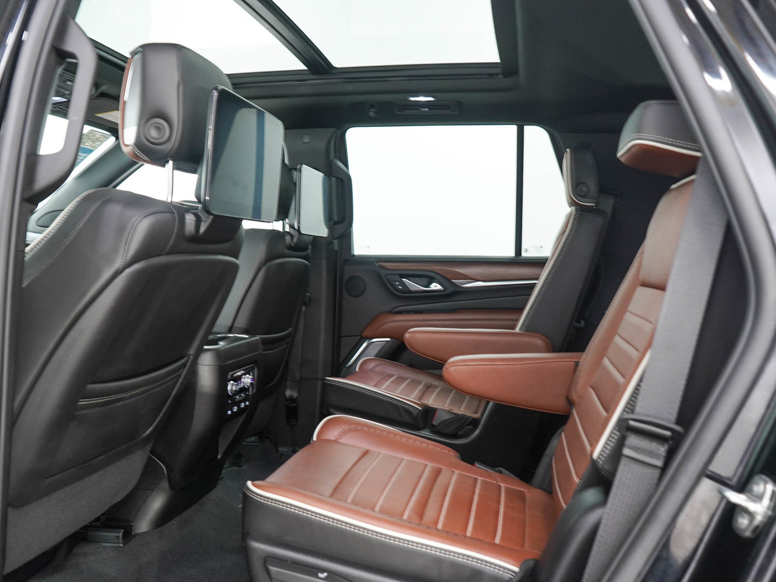 Used 2024 GMC Yukon Denali Ultimate AWD/4WD image 15