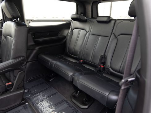 Used 2024 Jeep Wagoneer Series II AWD/4WD image 19