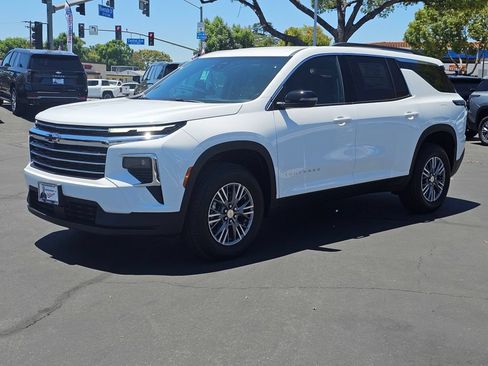 New 2026 Chevrolet Traverse LT FWD image 3