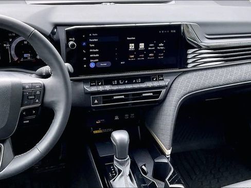 Used 2025 Toyota Camry XLE image 6