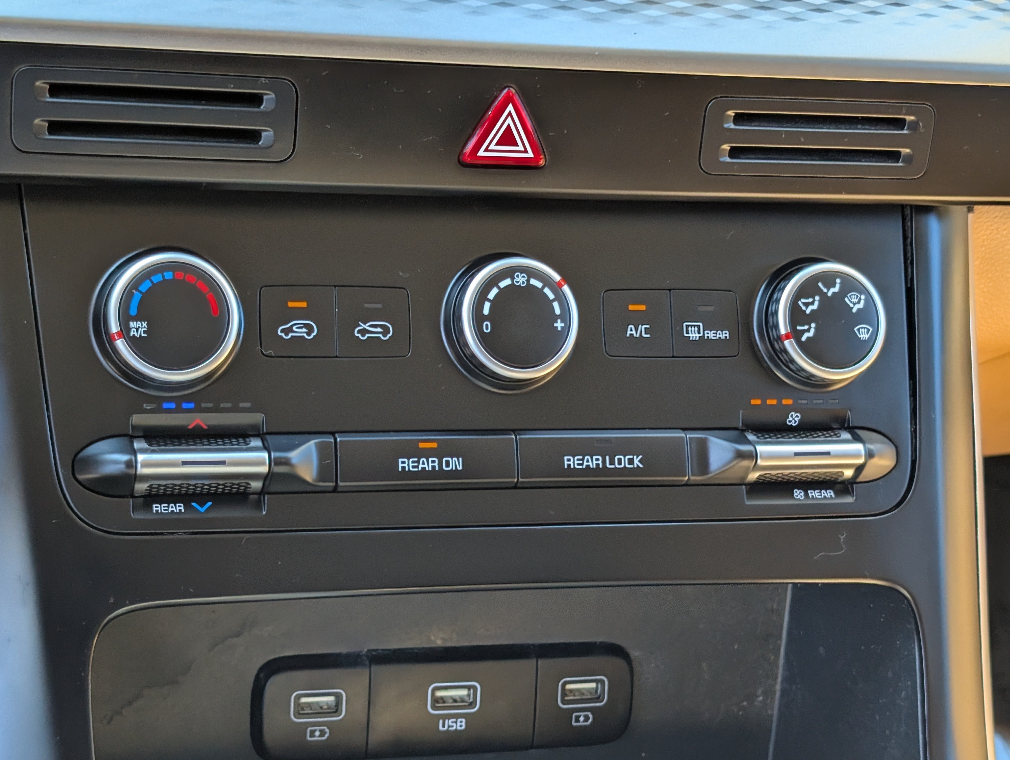 Used 2022 Kia Carnival LX FWD image 28