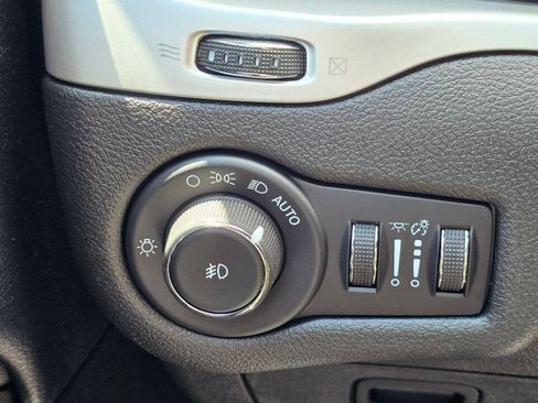 Used 2018 Jeep Cherokee Trailhawk w/ Cold Weather Group AWD/4WD image 32