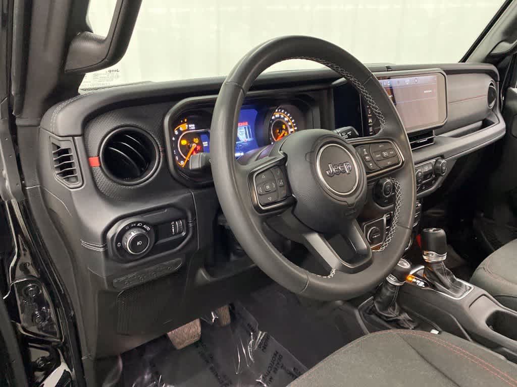 Used 2025 Jeep Wrangler Unlimited Rubicon AWD/4WD image 2