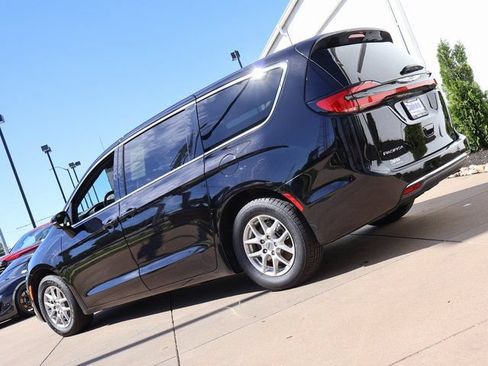 Used 2025 Chrysler Pacifica Select FWD image 5