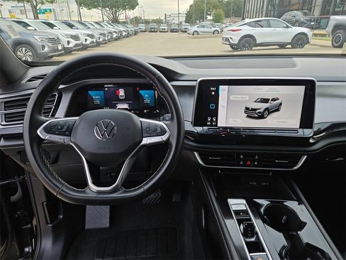 Used 2025 Volkswagen Atlas Cross Sport SE image 16