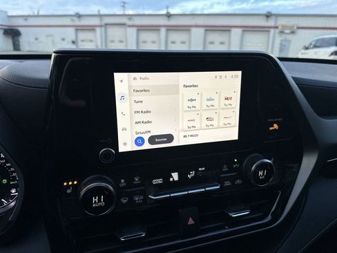 Used 2023 Toyota Highlander XLE image 16