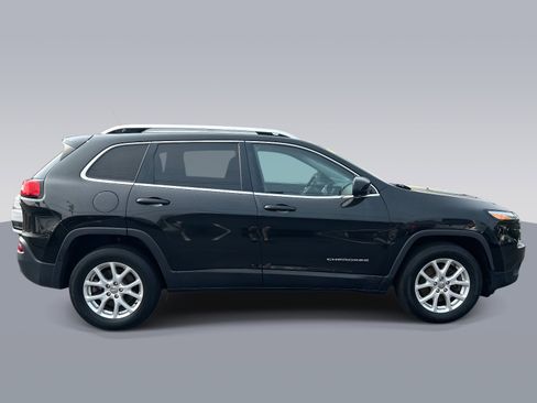Used 2016 Jeep Cherokee Latitude image 2