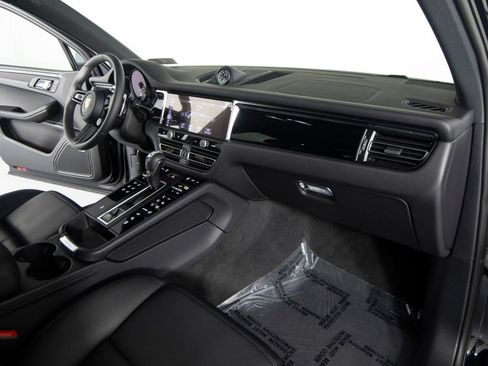 Certified 2026 Porsche Macan AWD/4WD image 30