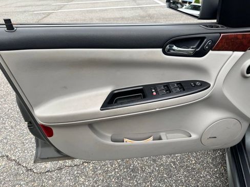 Used 2009 Chevrolet Impala LT w/ Luxury Edition Package FWD image 11