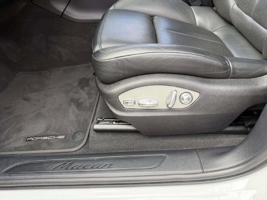 Used 2022 Porsche Macan AWD/4WD image 24
