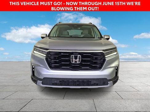 Used 2025 Honda Pilot Touring image 3
