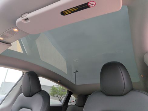 Used 2024 Tesla Model Y 2WD image 27