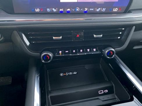 Used 2025 Chevrolet Suburban Premier RWD image 32