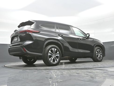 Used 2025 Toyota Highlander XLE AWD/4WD image 29