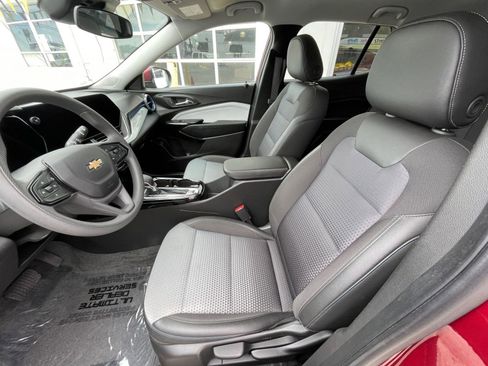 Used 2025 Chevrolet Trax LT image 27