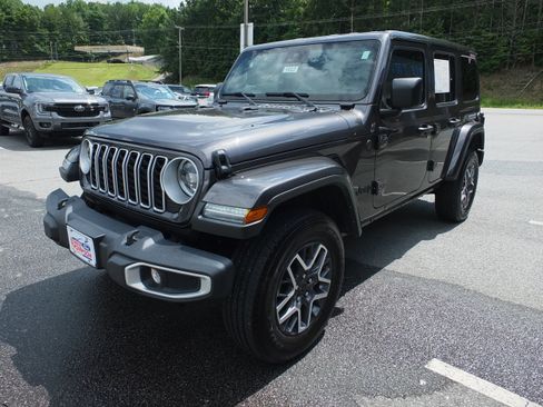 Used 2025 Jeep Wrangler Unlimited Sahara AWD/4WD image 7
