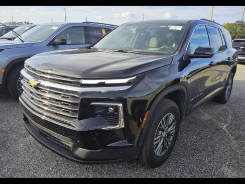 Used 2025 Chevrolet Traverse LT image 3