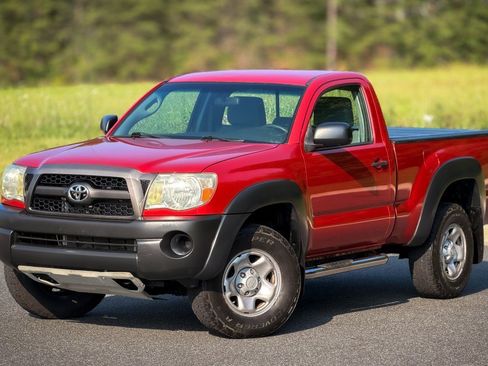 Used 2011 Toyota Tacoma 4x4 Regular Cab image 2