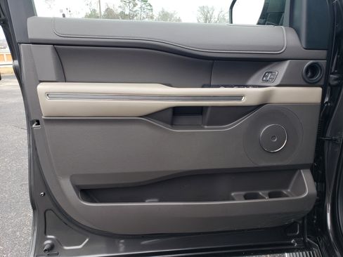 Used 2021 Ford Expedition XLT image 13