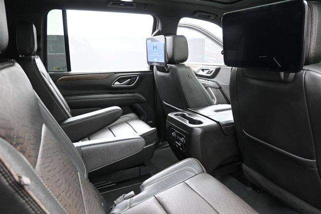 Used 2022 Chevrolet Suburban High Country AWD/4WD image 31
