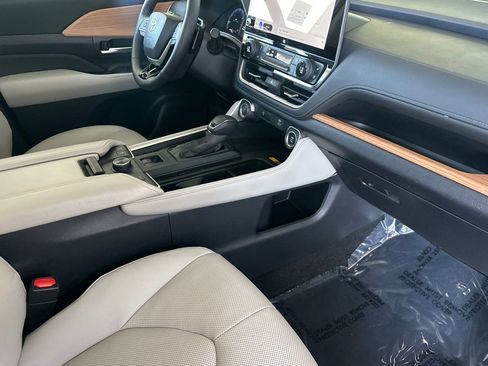 Certified 2025 Toyota Grand Highlander AWD image 21