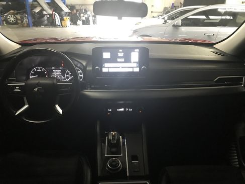 Used 2024 Mitsubishi Outlander SE image 17