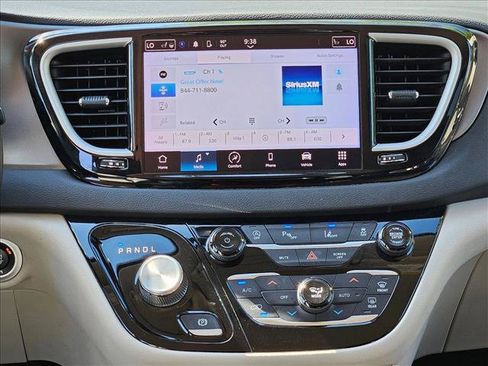 Used 2023 Chrysler Pacifica Touring-L FWD image 14