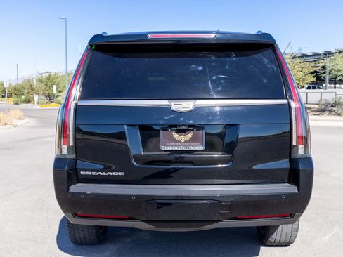 Used 2017 Cadillac Escalade Luxury image 4