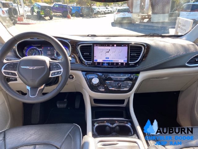Used 2023 Chrysler Pacifica Limited FWD image 12