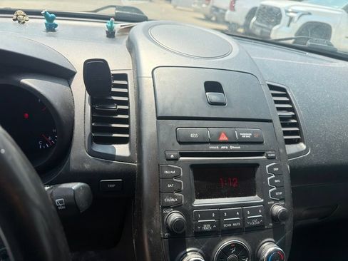 Used 2013 Kia Soul + FWD image 13