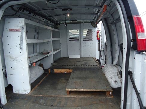 Used 2017 Chevrolet Express 2500 image 19