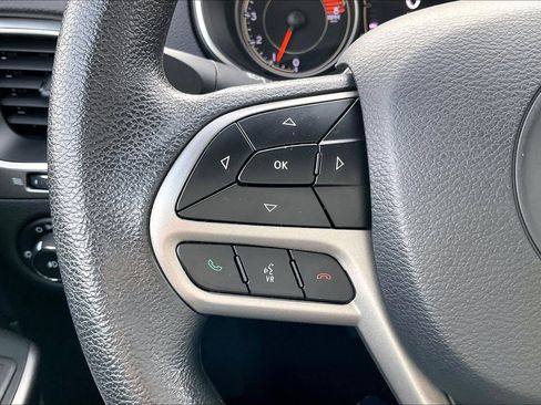 Certified 2019 Jeep Cherokee Latitude w/ Popular Appearance Group image 18