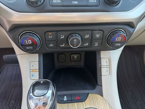 Used 2018 GMC Acadia Denali w/ Technology Package FWD image 19