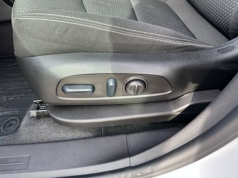 Used 2024 GMC Terrain SLE w/ Driver Convenience Package image 11