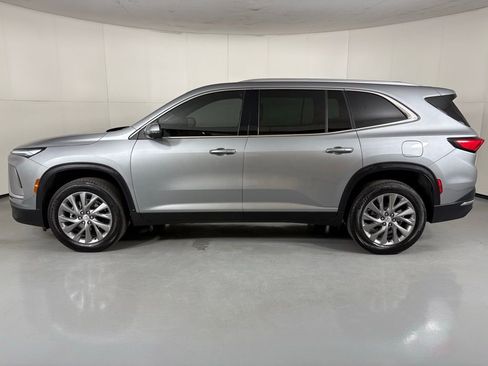 Used 2025 Buick Enclave Preferred FWD image 5