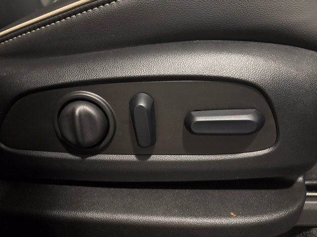 Used 2023 Chevrolet Traverse Premier FWD image 42