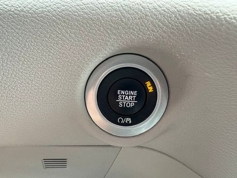 Used 2023 Chrysler Pacifica Touring-L FWD image 19