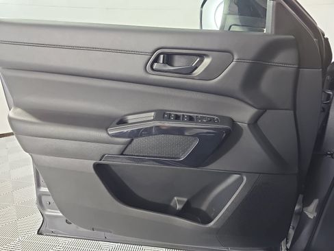 Used 2025 Nissan Pathfinder S FWD image 25