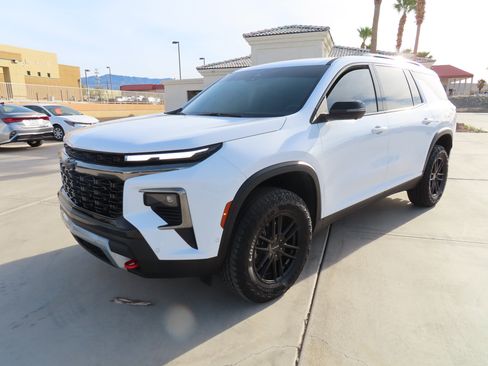 Used 2024 Chevrolet Traverse Z71 w/ Enhanced Driving Package image 3