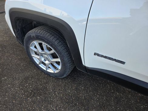 Used 2019 Jeep Renegade Latitude w/ Cold Weather Group image 12