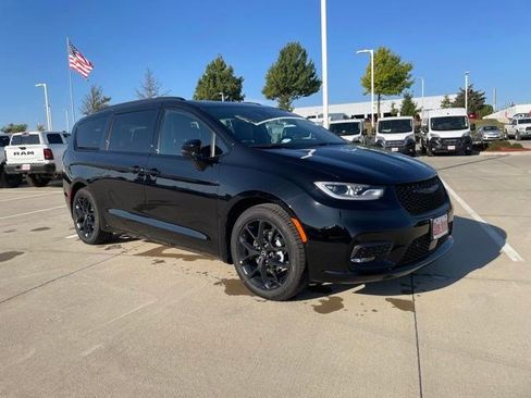 New 2026 Chrysler Pacifica Limited w/ S Appearance Package image 6