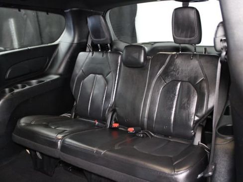 Used 2019 Chrysler Pacifica Touring-L w/ S Appearance Package FWD image 21