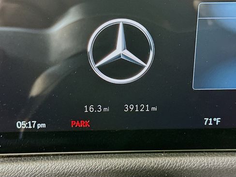 Used 2025 Mercedes-Benz GLB 250 4MATIC image 18